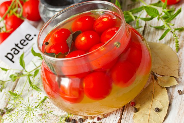Пикантные маринованные помидоры черри